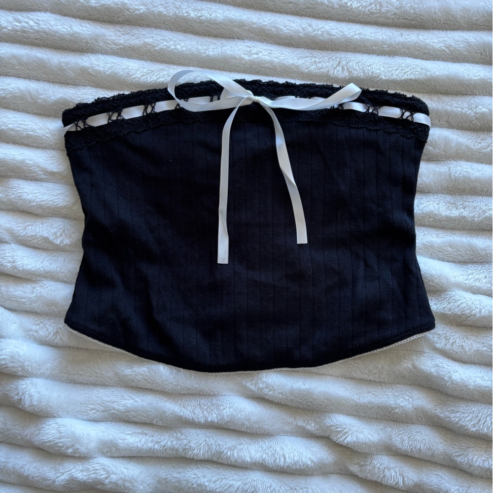 ⭐️ 2/ $15 ⭐️ Ardene Black Top with White Ribbon Accent